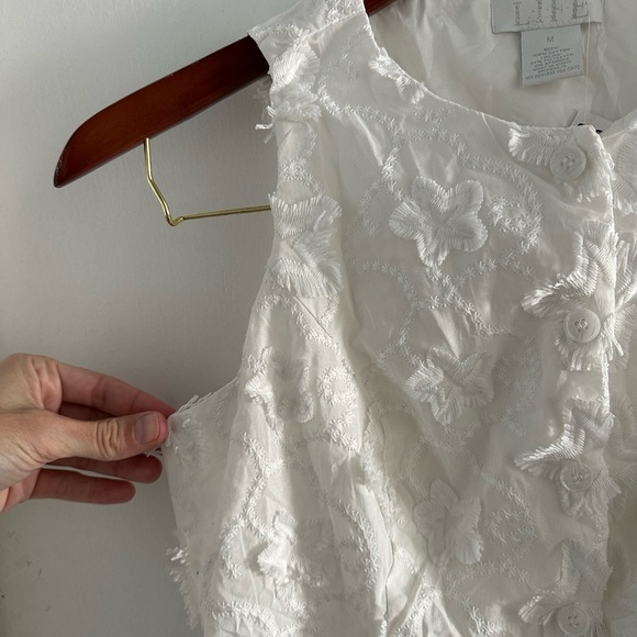 🌻 Sleeveless Embroidered Button-Up Blouse🌻 - Picture 4 of 7